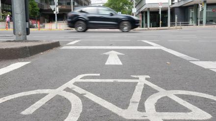 Beim Linksabbiegen soll die Radfahrerin auf einem Radweg gefahren sein, der eigentlich für die andere Fahrtrichtung vorgesehen ist.