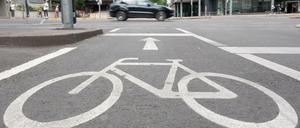 Beim Linksabbiegen soll die Radfahrerin auf einem Radweg gefahren sein, der eigentlich für die andere Fahrtrichtung vorgesehen ist.