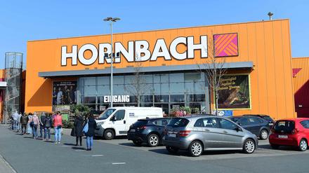 Schlange stehen. Baumärkte wie Hornbach machen gerade gute Geschäfte.
