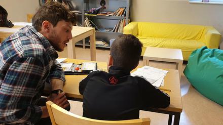 Damals noch ohne Maske: Eines der ersten "Lernbrücken"-Duo im Sommer 2020 an der Theodor-Heuss-Gemeinschaftsschule in Moabit.