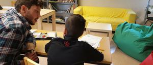 Damals noch ohne Maske: Eines der ersten "Lernbrücken"-Duo im Sommer 2020 an der Theodor-Heuss-Gemeinschaftsschule in Moabit.