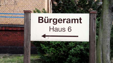 Ein Hinweisschild auf das Bürgeramt Pankow. Seit Montag nehmen die Ämter den Betrieb wieder auf.