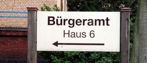 Ein Hinweisschild auf das Bürgeramt Pankow. Seit Montag nehmen die Ämter den Betrieb wieder auf.