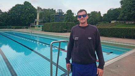 Bademeister Hajo Höhnke bereitet das Sommerbad Wilmersdorf auf den Saisonstart vor.