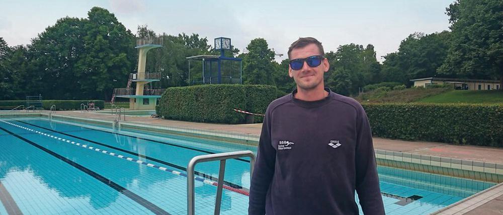 Bademeister Hajo Höhnke bereitet das Sommerbad Wilmersdorf auf den Saisonstart vor.