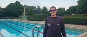 Bademeister Hajo Höhnke bereitet das Sommerbad Wilmersdorf auf den Saisonstart vor. 