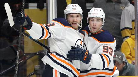 Leon Draisaitl (links) von den Edmonton Oilers jubelte in dieser Saison immer wieder.