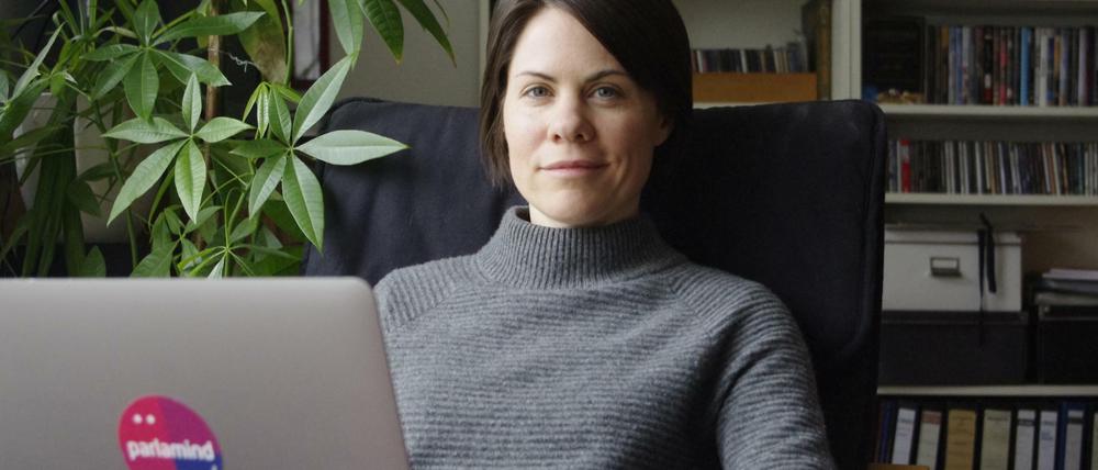 Tina Klüwer führt die geschäfte des KI-Entwicklers Parlamind derzeit von zu Hause aus. Ein mal die Woche geht sie ins Büro - ist aber dort meist allein.