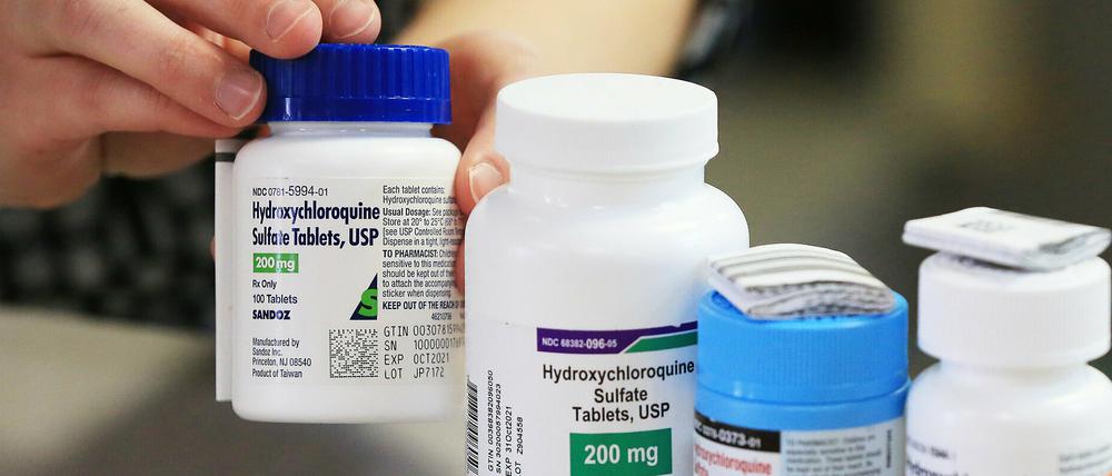 Ein Apotheker zeigt in einer Apotheke im US-amerikanischen Ort Davenport Mitte April Dosen mit dem Medikament Hydroxychloroquin von verschiedenen Herstellern.