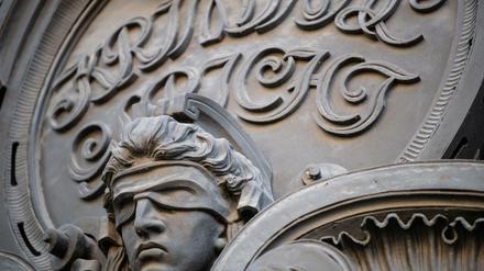 Laut Anklage hatte er wiederholt Kontaktverboten zuwider gehandelt und die 44-Jährige unter Vorwänden aufgesucht.