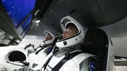 Der Flug der beiden Astronauten Robert Behnken (l) und Douglas Hurley wurde wegen des Wetters kurzfristig abgesagt.
