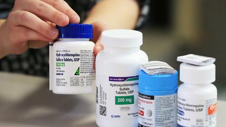 Dosen mit dem Medikament Hydroxychloroquin von verschiedenen Herstellern
