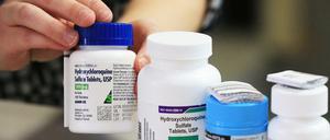 Dosen mit dem Medikament Hydroxychloroquin von verschiedenen Herstellern