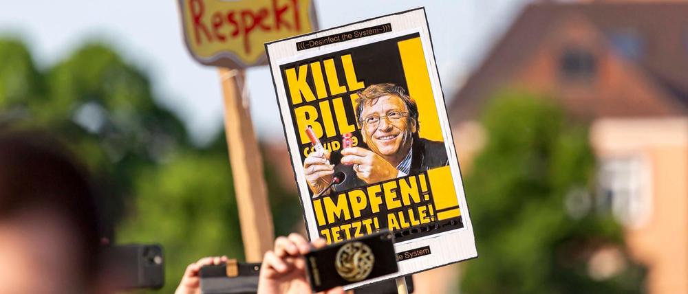 Zu den verbreiteten Verschwörungsmythen gehört, dass der Microsoft-Gründer Bill Gates die gesamte Weltbevölkerung impfen lassen will.