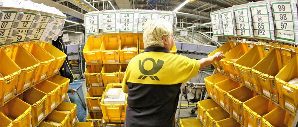 Mitarbeiterin der Deutschen Post im Briefzentrum Leipzig 