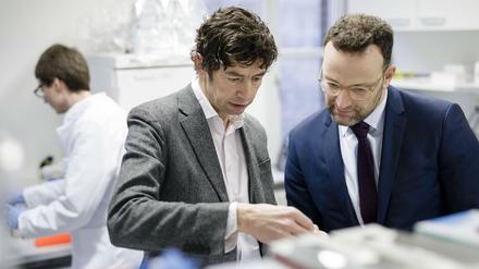 Der Berliner Virologe Christian Drosten im Gespräch mit Gesundheitsminister Jens Spahn.