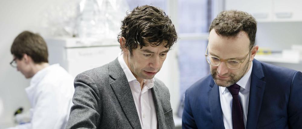 Der Berliner Virologe Christian Drosten im Gespräch mit Gesundheitsminister Jens Spahn.