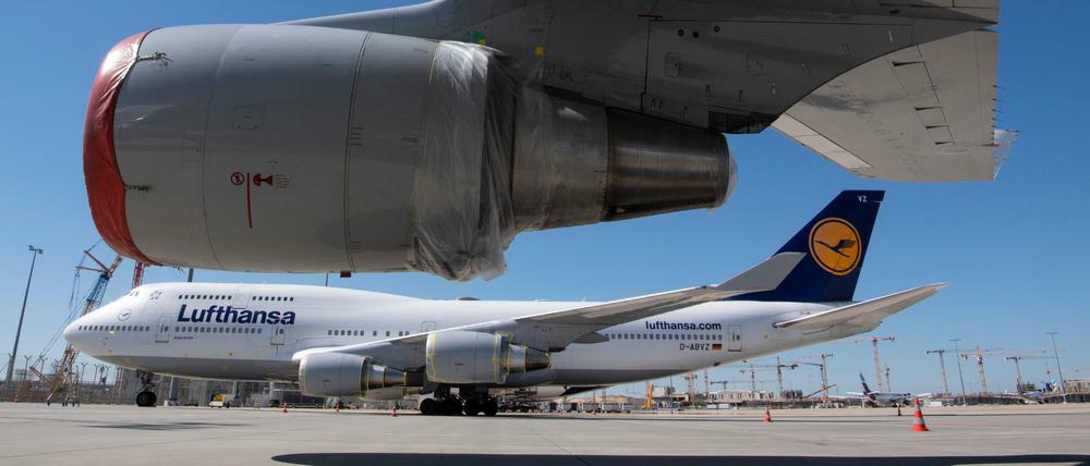 Stillgelegte Passagiermaschinen vom Typ Boeing-747 der Lufthansa stehen mit abgedeckten Turbinen auf dem Flughafen Frankfurt.
