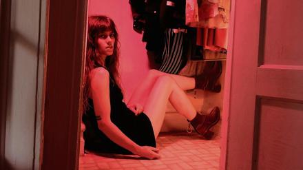 Katie von Schleicher wuchs in Maryland auf und lebt in Brooklyn.