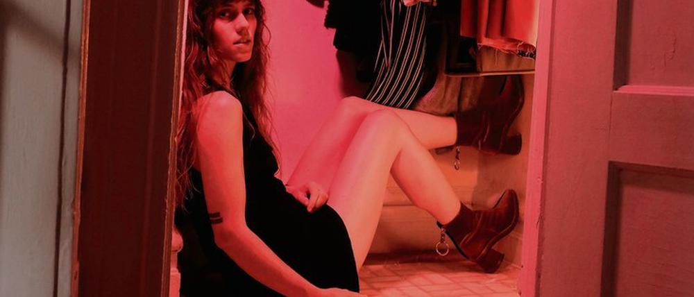 Katie von Schleicher wuchs in Maryland auf und lebt in Brooklyn.