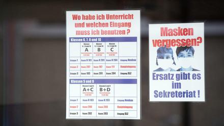 Corona-Hinweise an einer Schule in Düsseldorf