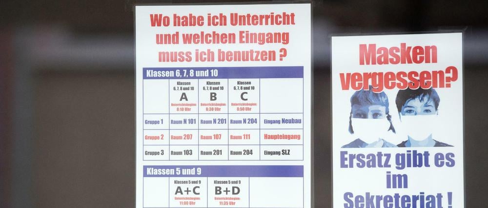 Corona-Hinweise an einer Schule in Düsseldorf 