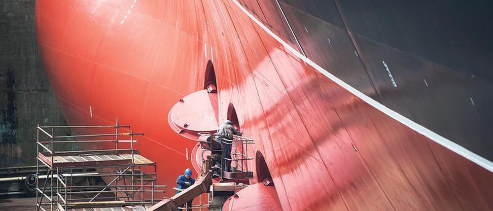 Schweißer und Schrauber arbeiten am Rumpf der „Queen Mary 2“ im Trockendock bei Blohm & Voss in Hamburg. Der Schiffbau hat sich hierzulande in den vergangenen fünf Jahren prächtig entwickelt und bietet inzwischen mehr als 100 000 Arbeitsplätze an den Küsten und an der Ems.