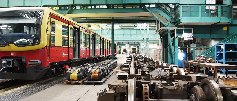 Demontiert. In Niederschöneweide werden Großreparaturen an den S-Bahnwagen vorgenommen.