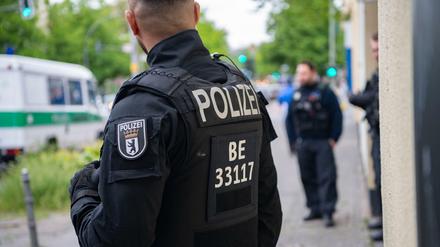 Razzia. Immer wieder rückt die Polizei aus, um Wohnungen und Geschäftsräume zu durchsuchen, die der organisierten Kriminalität zugerechnet werden.