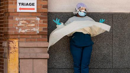 Medizinerin an einem Krankenhaus in Brooklyn