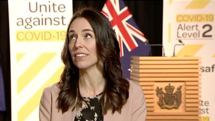 Cool beim Erdbeben: Jacinda Ardern, Premierministerin von Neuseeland, während des TV-Interviews