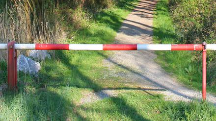 Schlagbaum an Waldweg.