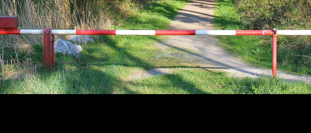 Schlagbaum an Waldweg.