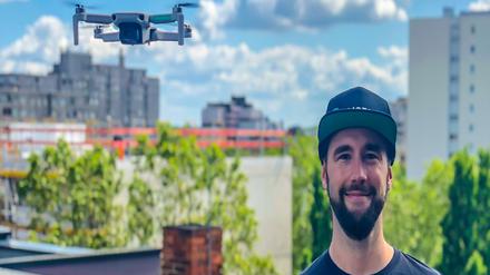 Drohne im Flug und Start-up-Gründer Thomas Gorski.