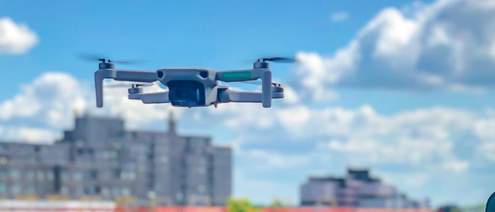 Drohne im Flug und Start-up-Gründer Thomas Gorski.