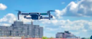 Drohne im Flug und Start-up-Gründer Thomas Gorski.
