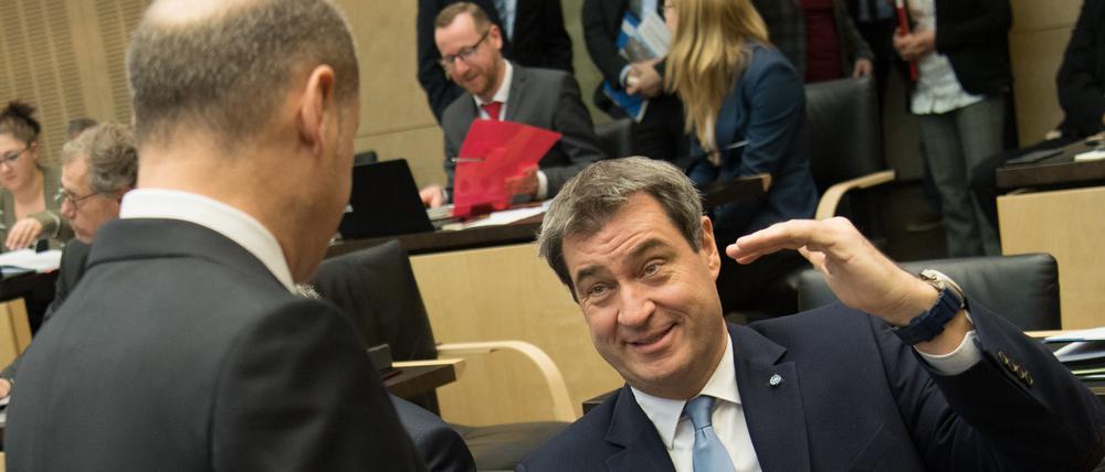 Olaf Scholz und Markus Söder haben unterschiedliche Vorstellungen (r, CSU), Ministerpräsident von Bayern, unterhalten sich im Bundesrat vor der Abstimmung zum Klimapaket. Foto: Jörg Carstensen/dpa +++ dpa-Bildfunk +++ | Verwendung weltweit