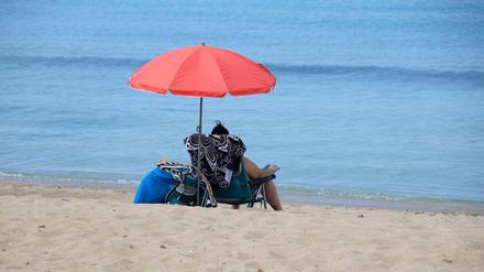 Ganz viel Platz. Noch ist es leer auf Mallorca. Nach einer mehr als zweimonatigen Zwangsschließung wegen der Corona-Pandemie haben die Urlaubsinsel und viele andere Regionen Spaniens am Montag ihre Strände wieder geöffnet.