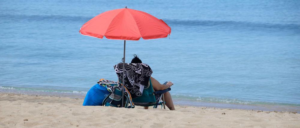 Ganz viel Platz. Noch ist es leer auf Mallorca. Nach einer mehr als zweimonatigen Zwangsschließung wegen der Corona-Pandemie haben die Urlaubsinsel und viele andere Regionen Spaniens am Montag ihre Strände wieder geöffnet. 