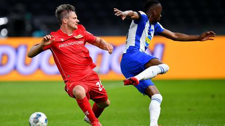 Voll daneben. Unions Michael Parensen (l.) verliert Ball und Gegner Dodi Lukebakio aus den Augen. Er und sein Team gaben insgesamt ein unglückliches Bild ab.