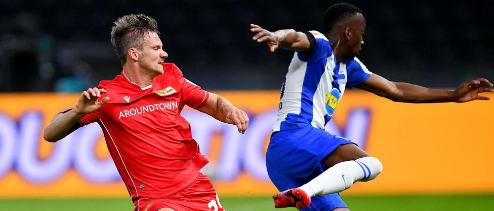 Voll daneben. Unions Michael Parensen (l.) verliert Ball und Gegner Dodi Lukebakio aus den Augen. Er und sein Team gaben insgesamt ein unglückliches Bild ab.