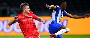 Voll daneben. Unions Michael Parensen (l.) verliert Ball und Gegner Dodi Lukebakio aus den Augen. Er und sein Team gaben insgesamt ein unglückliches Bild ab.