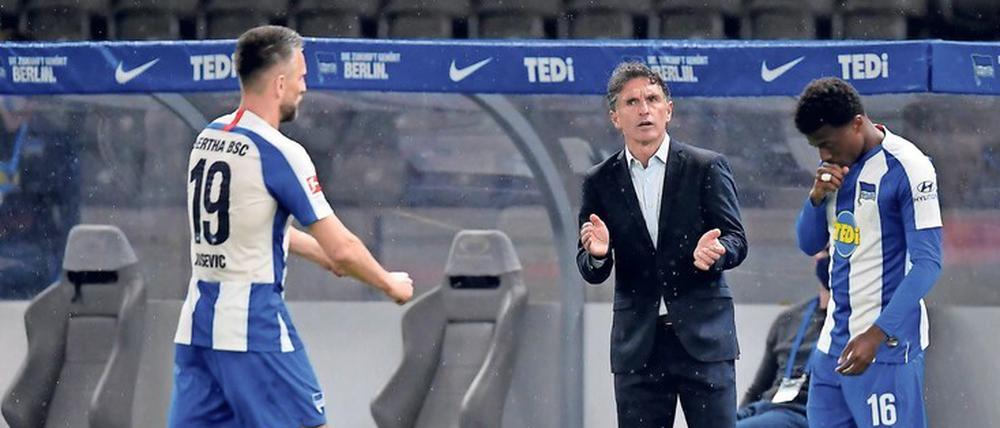 Applaus, Applaus. Herthas Trainer Bruno Labbadia feierte bei seinem neuen Klub den perfekten Einstand. Dem Sieg im Debüt gegen Hoffenheim folgte am Freitagabend das 4:0 gegen Union.