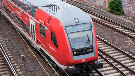 Eine Regionalbahn der Deutschen Bahn fährt in den Hamburger Hauptbahnhof ein.