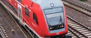 Eine Regionalbahn der Deutschen Bahn fährt in den Hamburger Hauptbahnhof ein. 