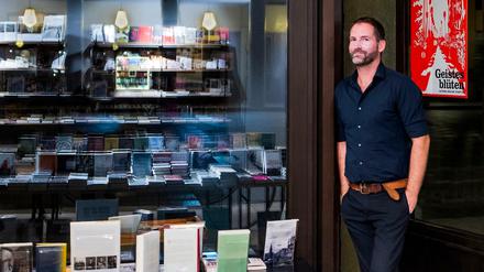Marc Iven vor der Buchhandlung "Geistesblüten", die er zusammen mit Christian Dunker leitet.