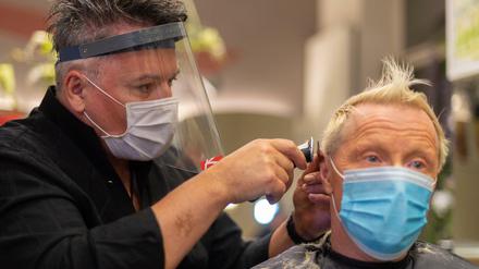 Plastikvisier oder Stoffmaske? Das RKI hält die Maske vorerst für wirksamer, weil das Visier nach drei Seiten hin offen ist.