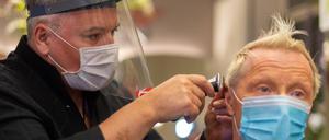 Plastikvisier oder Stoffmaske? Das RKI hält die Maske vorerst für wirksamer, weil das Visier nach drei Seiten hin offen ist.