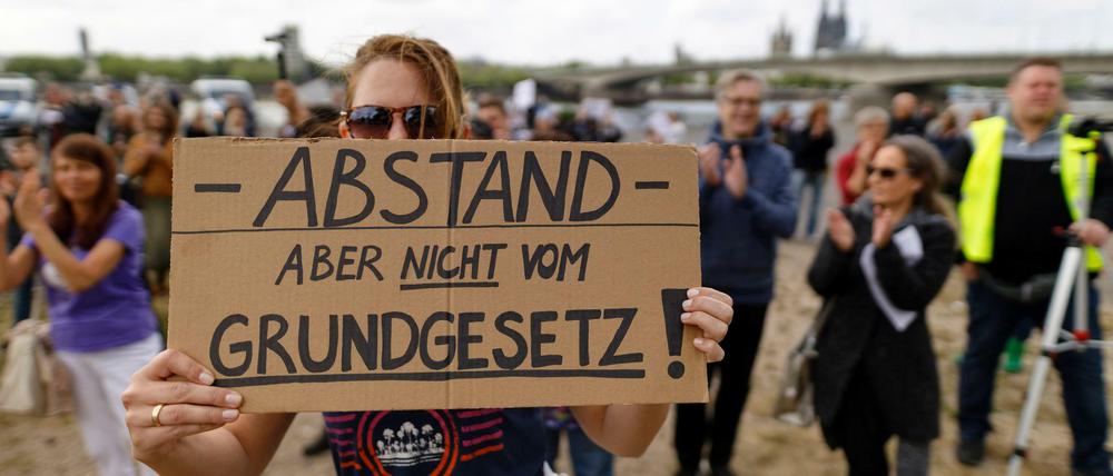 Grundgesetz, hilf. Szene einer Anti-Corona-Maßnahmen-Demo in Köln.