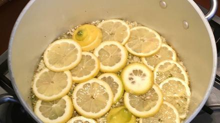 Ausgeschüttelt und entrappt ziehen die Blüten drei Tage im Zuckersirup. Die Zitronendecke hält - hoffentlich! - den Schimmel ab